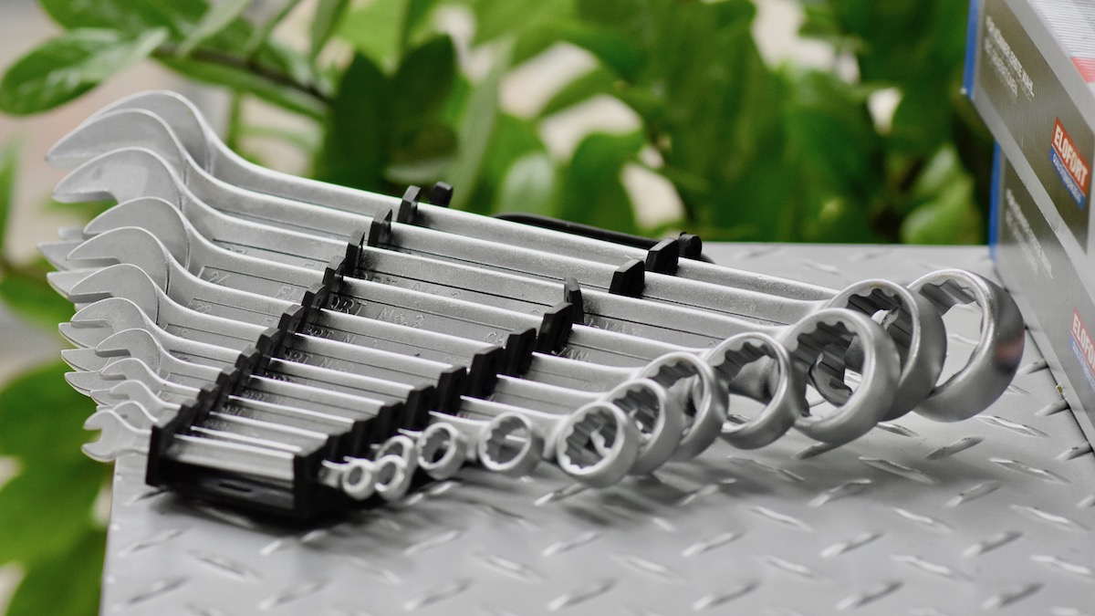 Các cây được cài lên khay nhựa. 31S121M của Elofort Germany