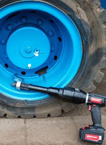 N - Tool dùng cho các bulong nằn sâu trong hốc