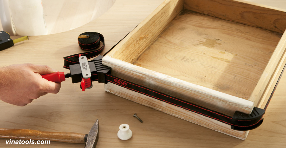 Dùng cảo dây kẹp góc ngăn kéo, hộc bàn