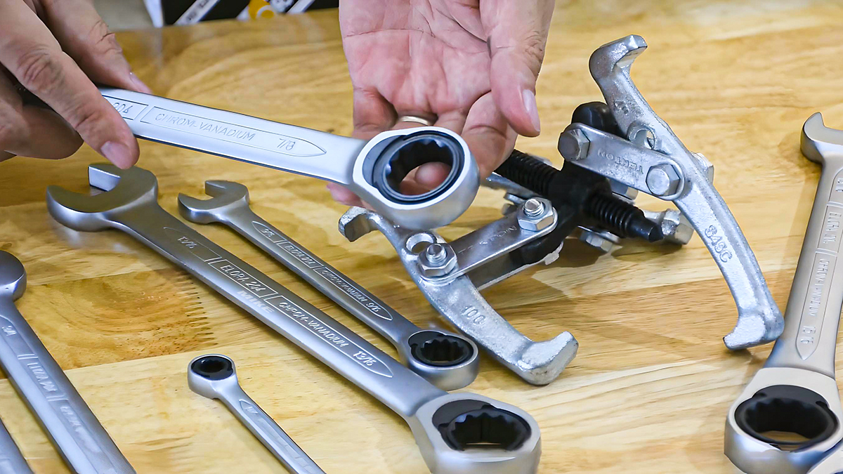 Cờ lê tự động ELORA 204A có bề mặt mạ crome si mờ, chống gỉ sét và tăng thêm tuổi thọ.