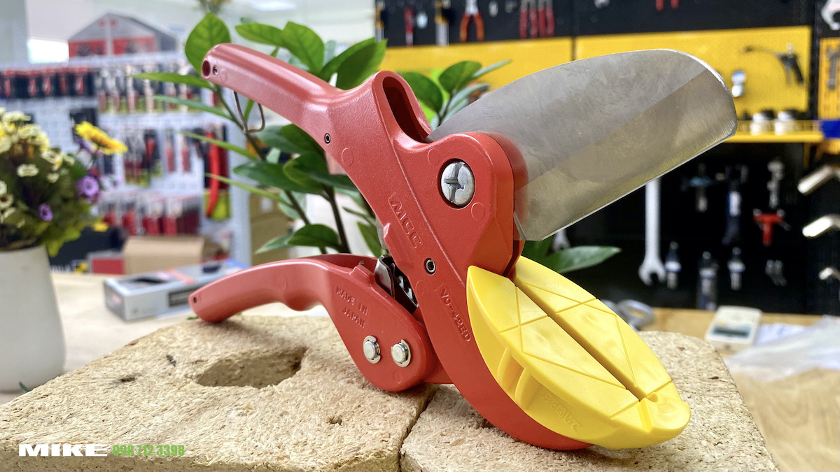 Kéo cắt ống PVC khi nhả hết độ mở VC-42ED