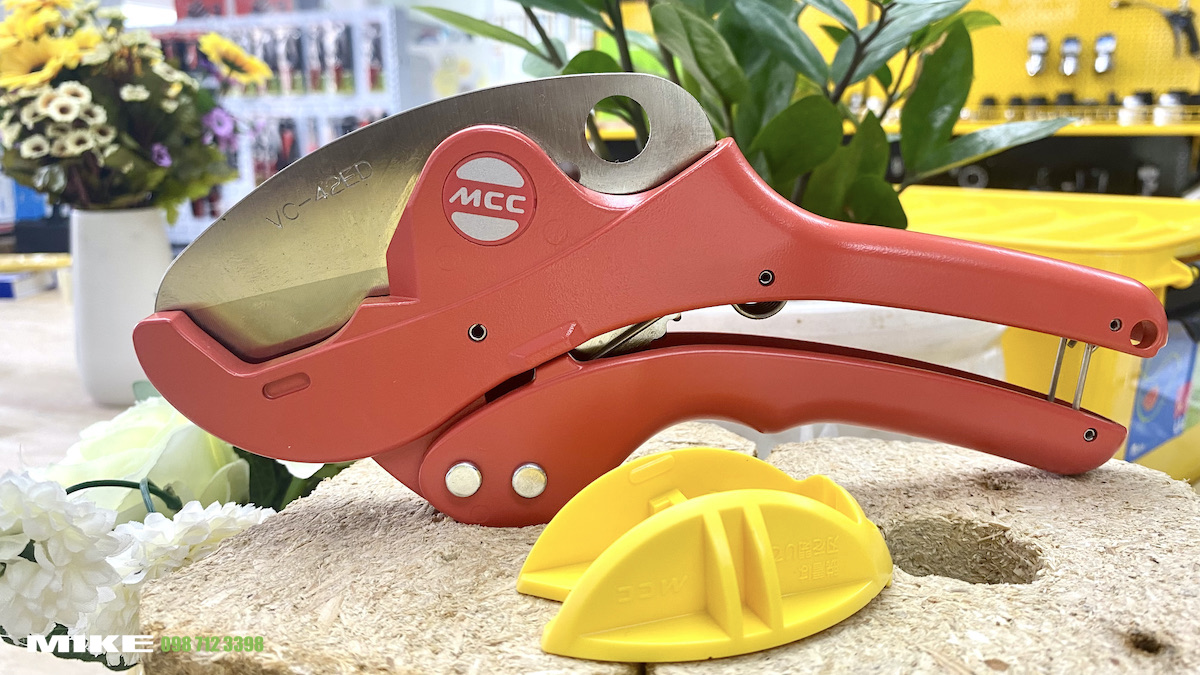 Trên lưỡi kéo cắt ống nhựa 42mm có lỗ vát mép