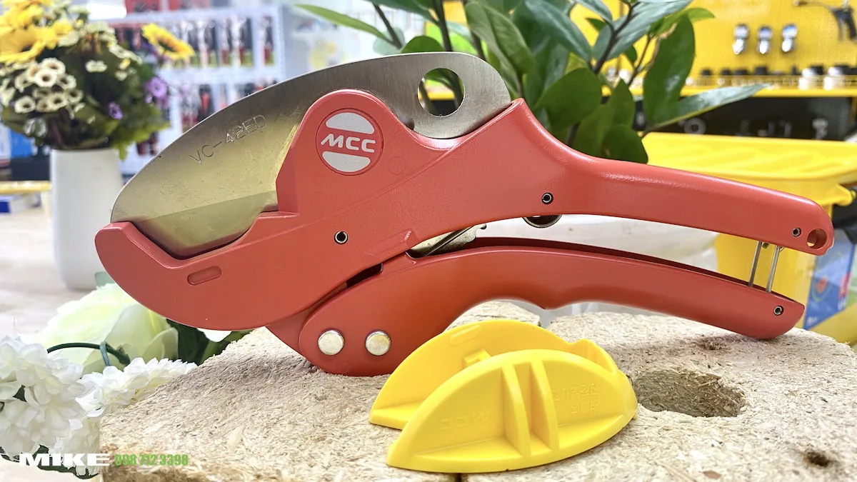 Trên lưỡi kéo cắt ống nhựa 42mm có lỗ vát mép