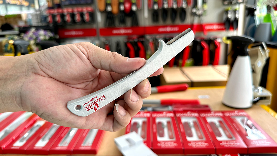 iSTOR SCH-2 là dụng cụ gọt lưỡi kéo, dao và mài lưỡi kéo cắt cành