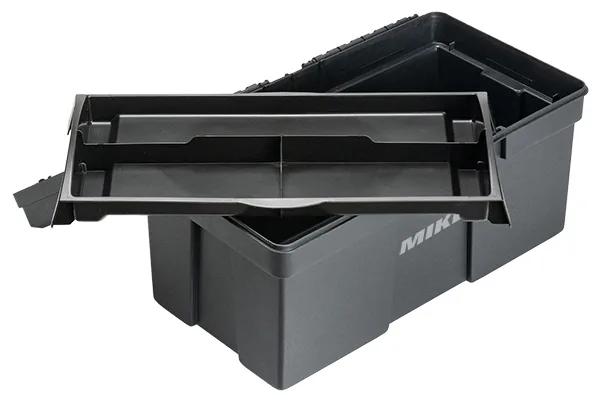 Hộp đựng đồ nghề ELORA 1382-L1 trang bị tay cầm nhựa nguyên khối có rãnh định hình, đảm bảo ổn định trong quá trình vận chuyển. Phù hợp cho kỹ thuật viên bảo trì, thợ điện, thợ cơ khí hoặc người dùng DIY. Sử dụng linh hoạt như hộp phụ kiện cho các bộ cos điện, tua vít đầu sao, hoặc dụng cụ đo lường nhỏ.