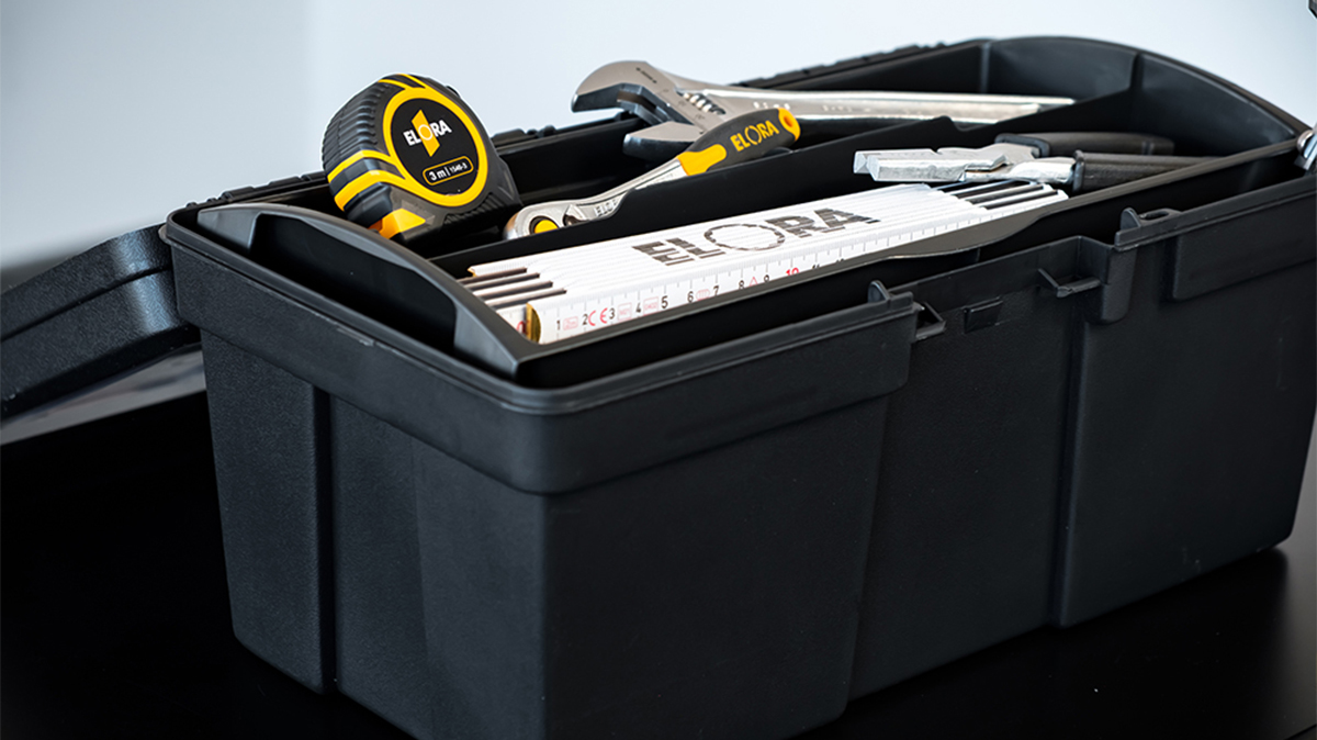 Hộp đựng đồ nghề ELORA 1382-L1 có cấu trúc gồm một khoang chính bên trong, tích hợp khay nhựa rời để tách riêng dụng cụ sử dụng thường xuyên. Phần nắp hộp có hai ngăn phụ độc lập dùng chứa vít, mũi khoan hoặc đầu khẩu, thuận tiện trong thao tác phân loại và rút gọn thời gian tìm kiếm.