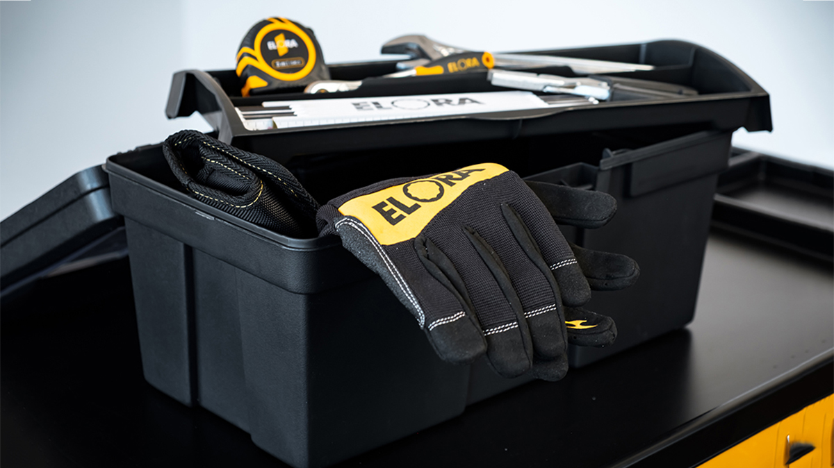 Hộp đựng đồ nghề ELORA 1382-L1 được thiết kế bằng vật liệu nhựa polypropylene bền cơ học, nhẹ hơn kim loại, phù hợp cho di chuyển và thao tác hiện trường. Kích thước 400×220×190 mm, tổng trọng lượng 940 g, lý tưởng cho lưu trữ cơ bản, phục vụ các thiết bị sửa chữa dân dụng và công nghiệp.