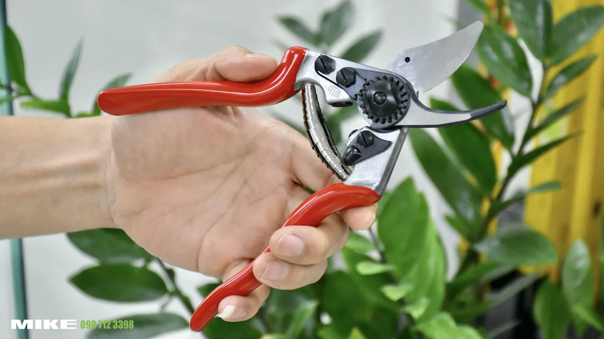 Kéo cắt tỉa cành cho người tay chiêu FELCO 16