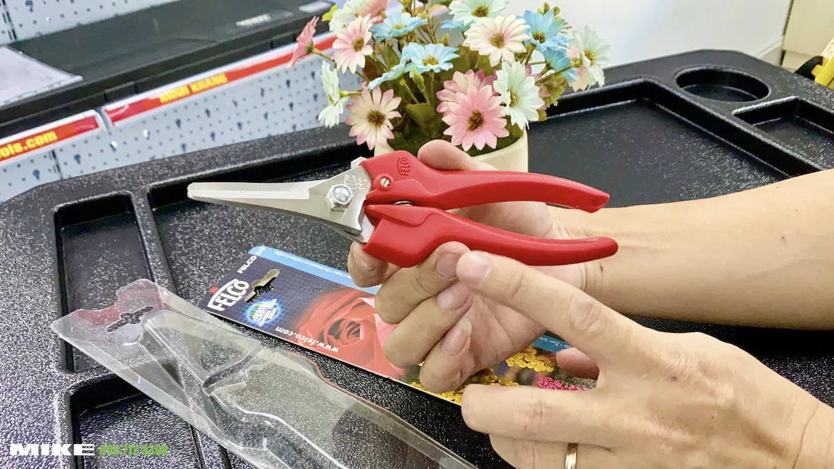 Thiết kế theo khuôn nắm tay, nhìn như cô gái Thụy Sĩ mặc váy