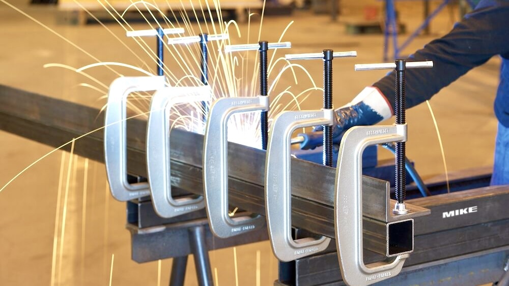 Ứng dụng của kẹp chữ C cho các kết cấu kim loại lớn khi hàn cắt BESSEY SC