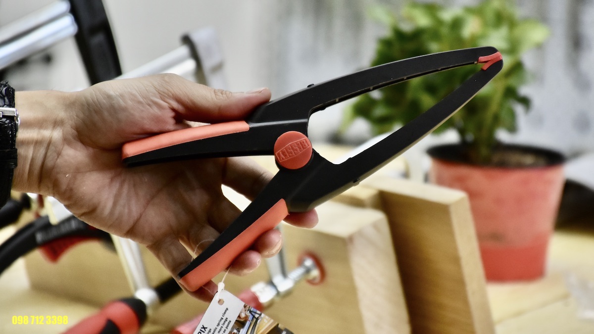 Kẹp gỗ có lò xo dạng thanh, lực kẹp chắc chắn