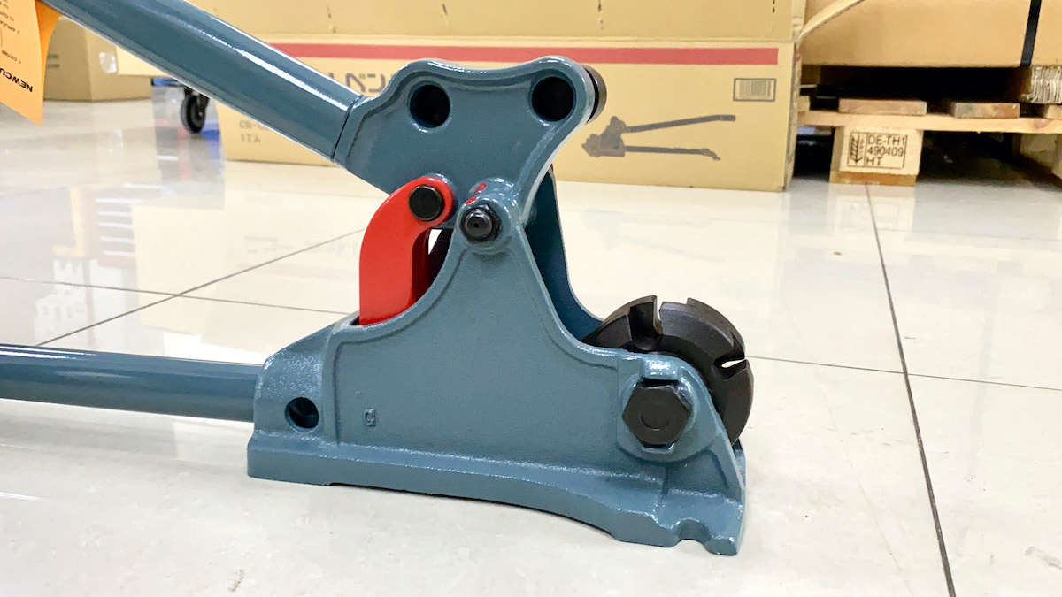 Phần đầu được đúc nguyên khối chắc chắn, chịu lực tốt.