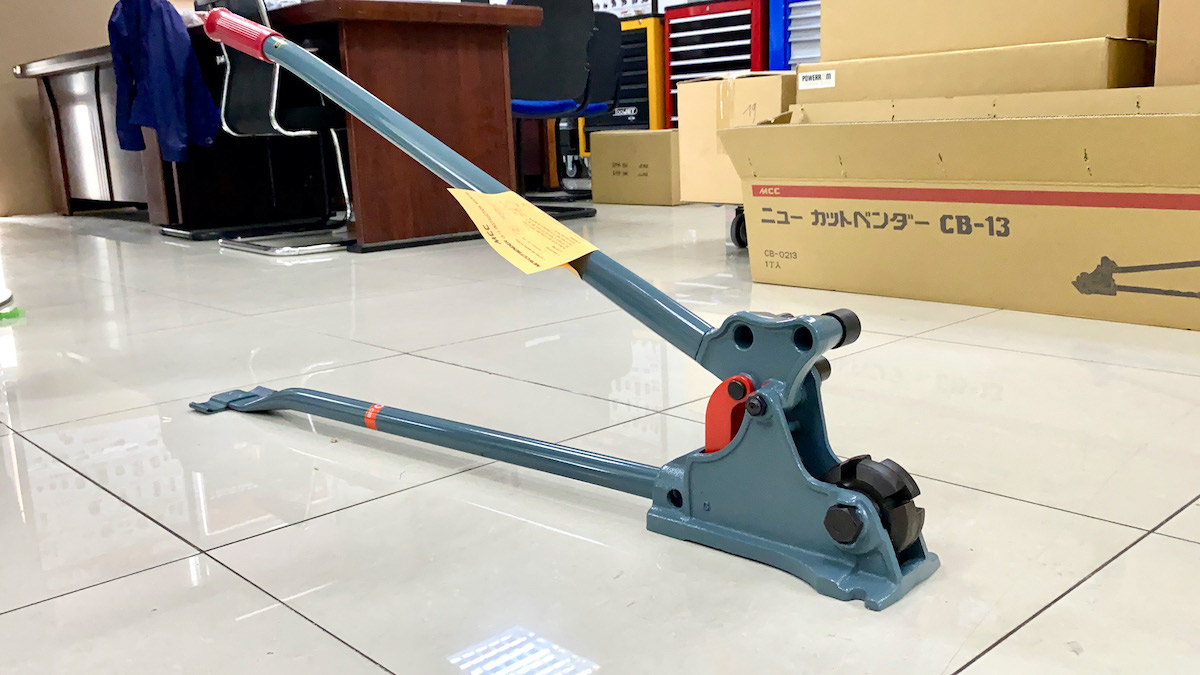 Mặt đế có 2 lỗ 2 bên để bắt bulong 3/8″ cố định xuống nền hay mặt làm việc