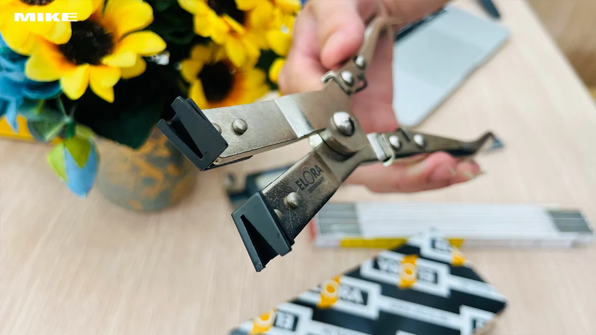 Kìm gắp xéc măng ELORA 235-60 được thiết kế chuyên dụng cho việc duy tu, bảo dưỡng và sửa chữa động cơ đốt trong.