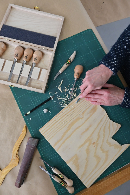 Kerbschnitzbeitelsatz im Holzkastenmit Rotbuchenheft thumbnail 3