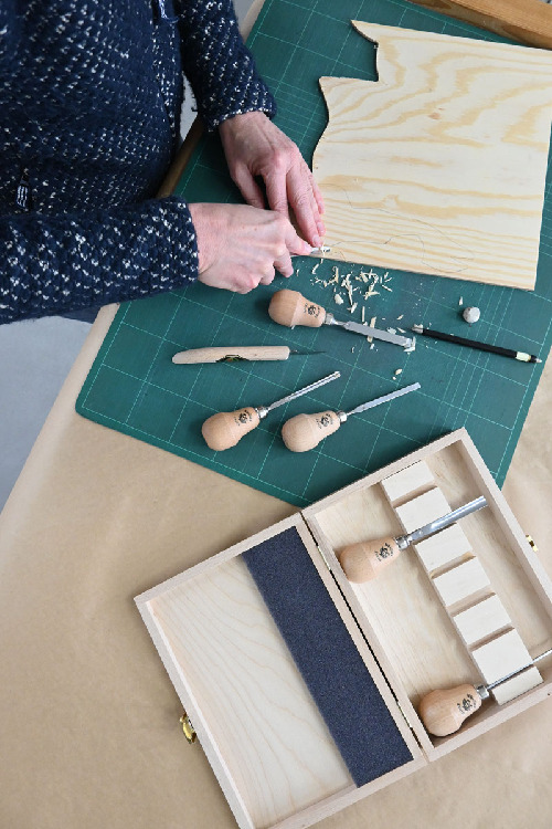 Kerbschnitzbeitelsatz im Holzkastenmit Rotbuchenheft thumbnail 4