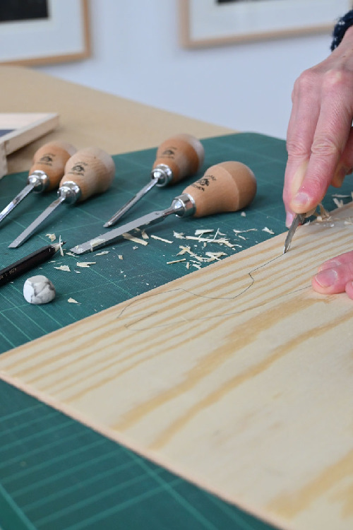 Kerbschnitzbeitelsatz im Holzkastenmit Rotbuchenheft thumbnail 5