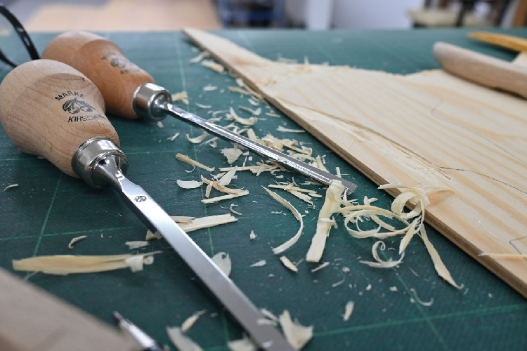 Kerbschnitzbeitelsatz im Holzkastenmit Rotbuchenheft thumbnail 6