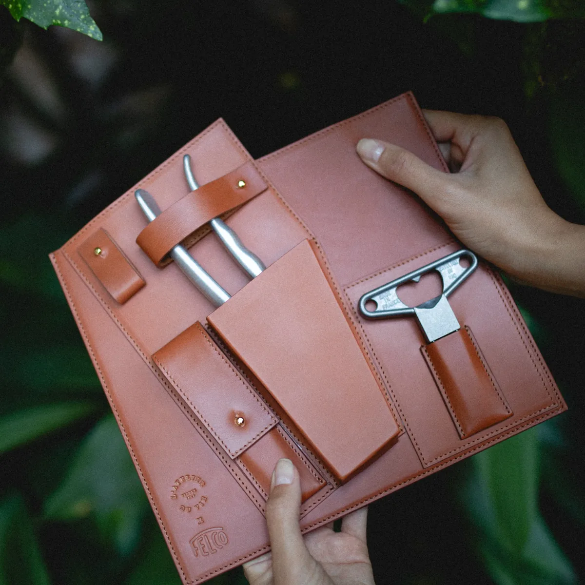 Pruning secateurs kit L'Atelier du Vin x FELCO with corkscrew and sharpener thumbnail 3