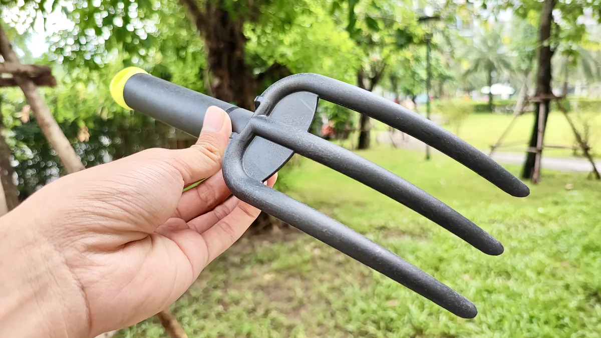 8828.G41 Cào 3 chân màu đen kiểu móng heo 090607