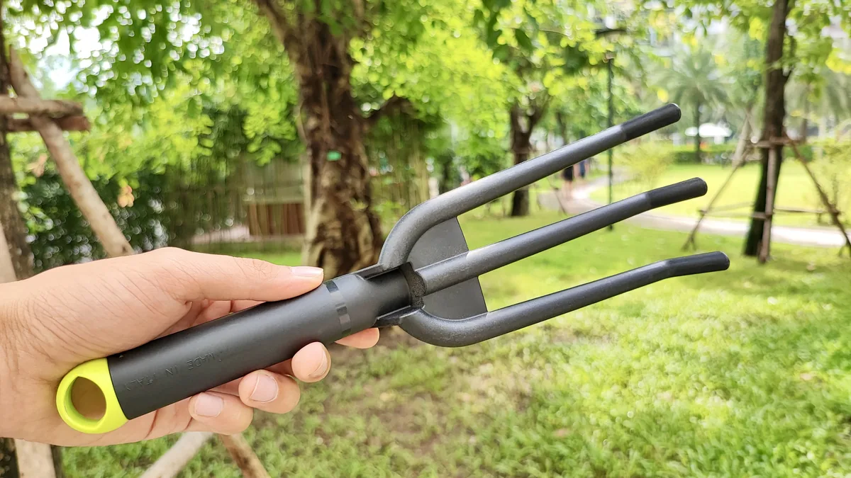 8836.G41 3-prong black fiberglass cultivator 092102