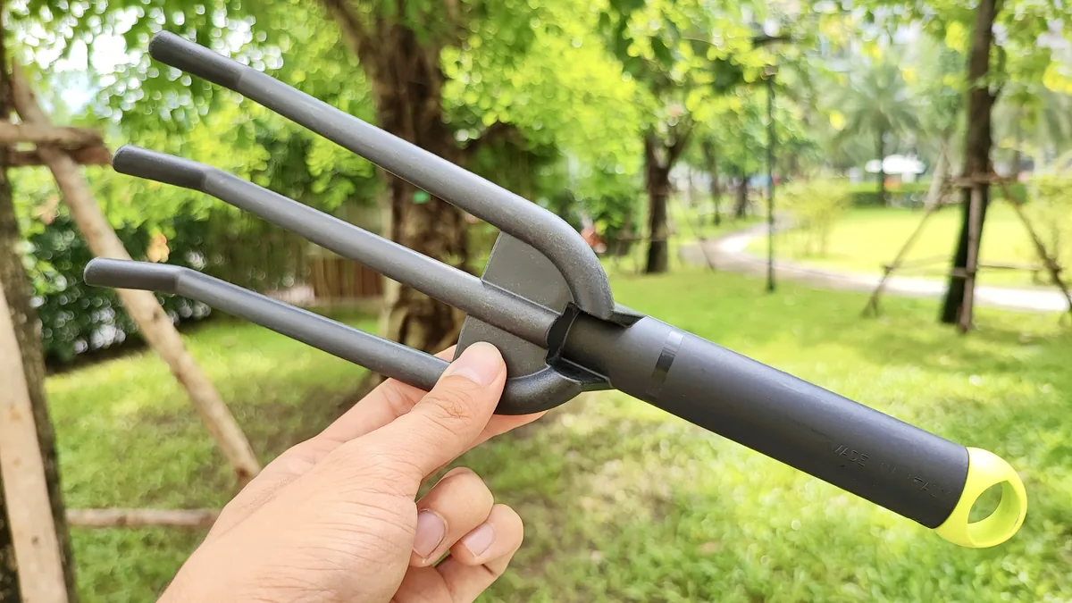8836.G41 3-prong black fiberglass cultivator 092128