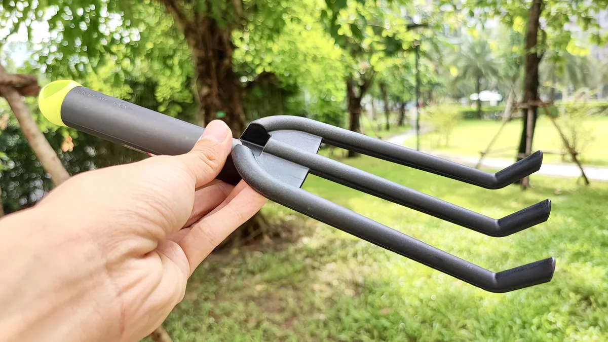 8836.G41 3-prong black fiberglass cultivator 092225