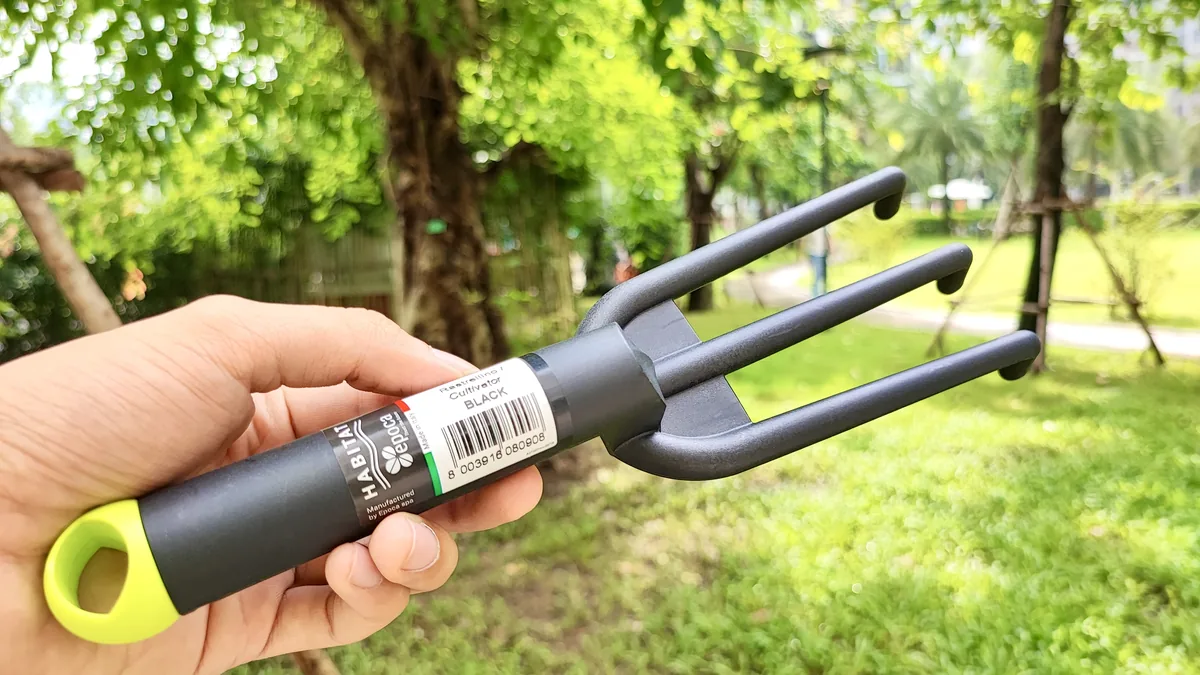 8836.G41 3-prong black fiberglass cultivator 092234