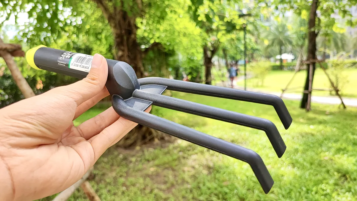 8836.G41 3-prong black fiberglass cultivator 092245