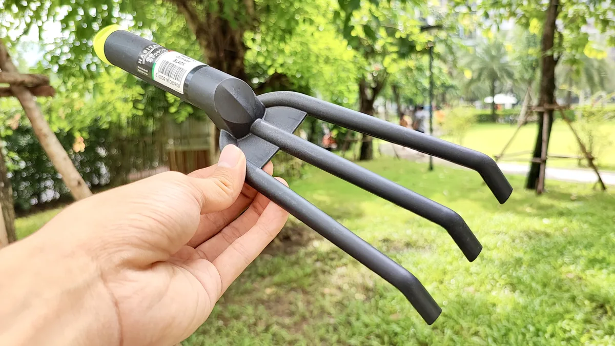 8836.G41 3-prong black fiberglass cultivator 092309