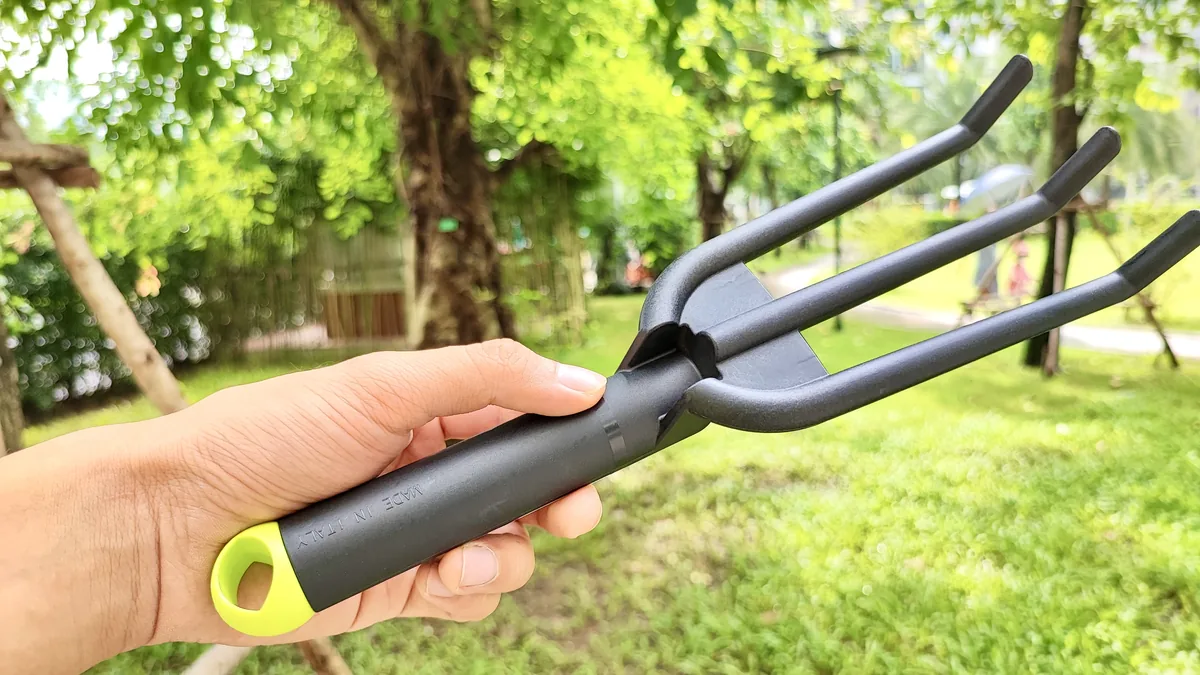 8836.G41 3-prong black fiberglass cultivator 092337