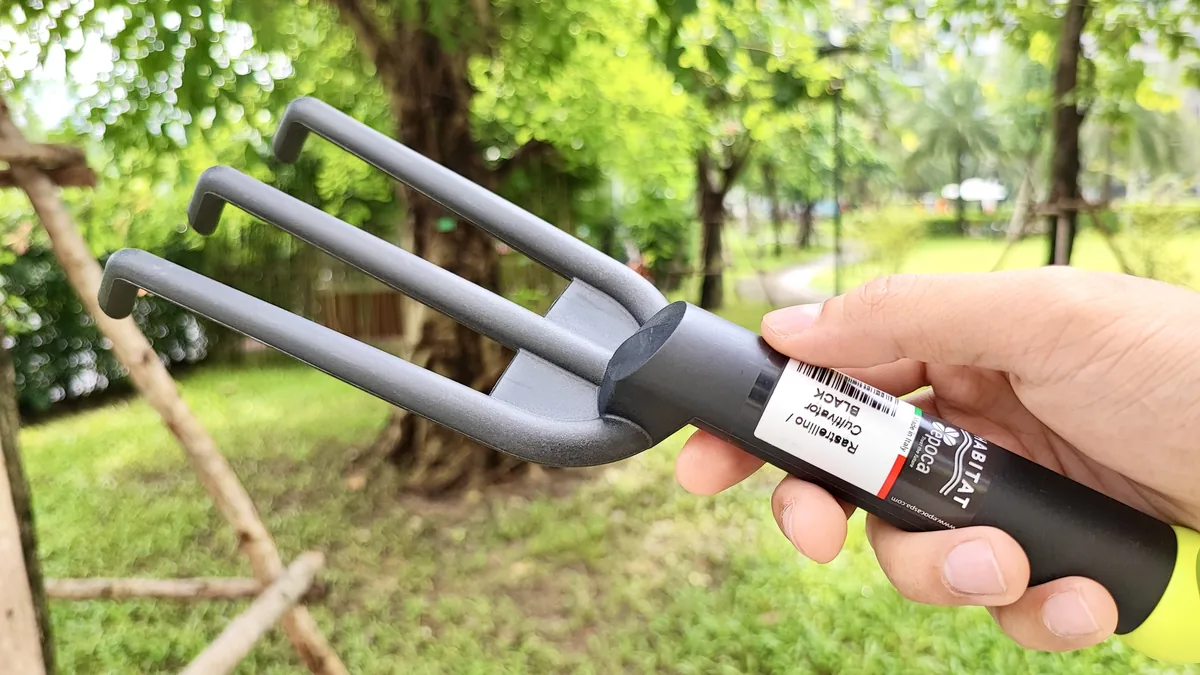 8836.G41 3-prong black fiberglass cultivator 092348
