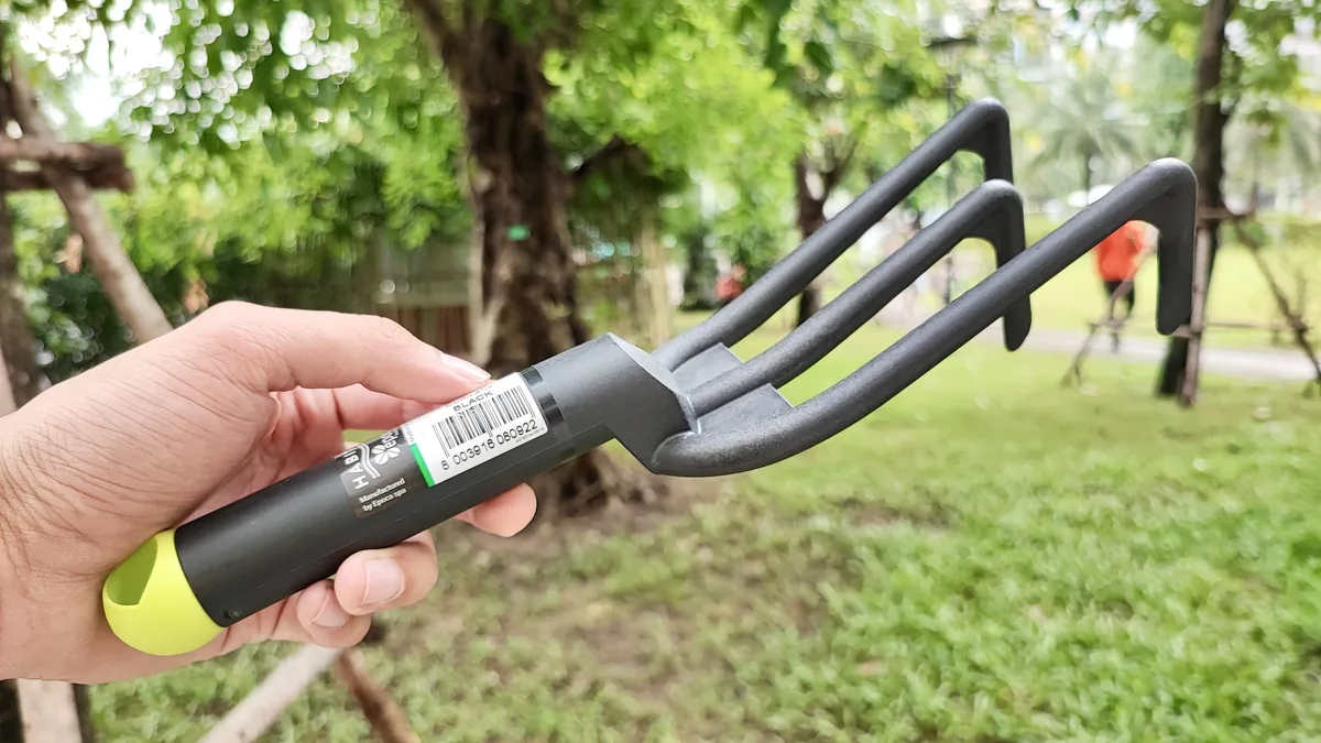8837.G41   Bổ cào 3 chân so le sợi thủy tinh màu đen 085644
