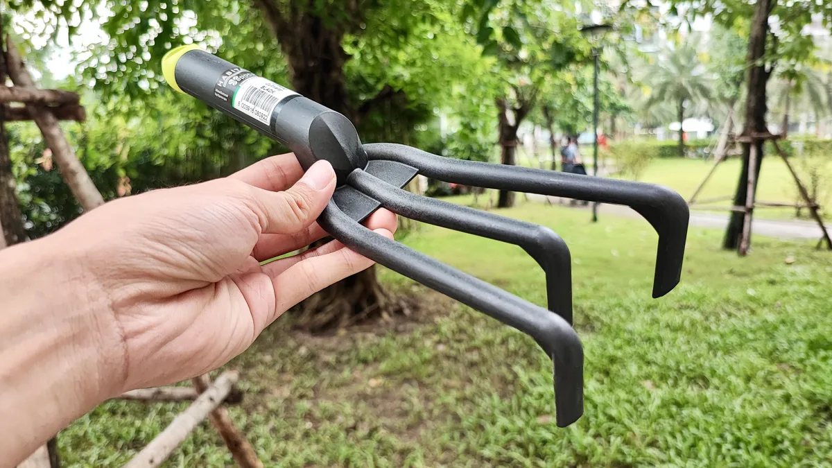 8837.G41   Bổ cào 3 chân so le sợi thủy tinh màu đen 085726