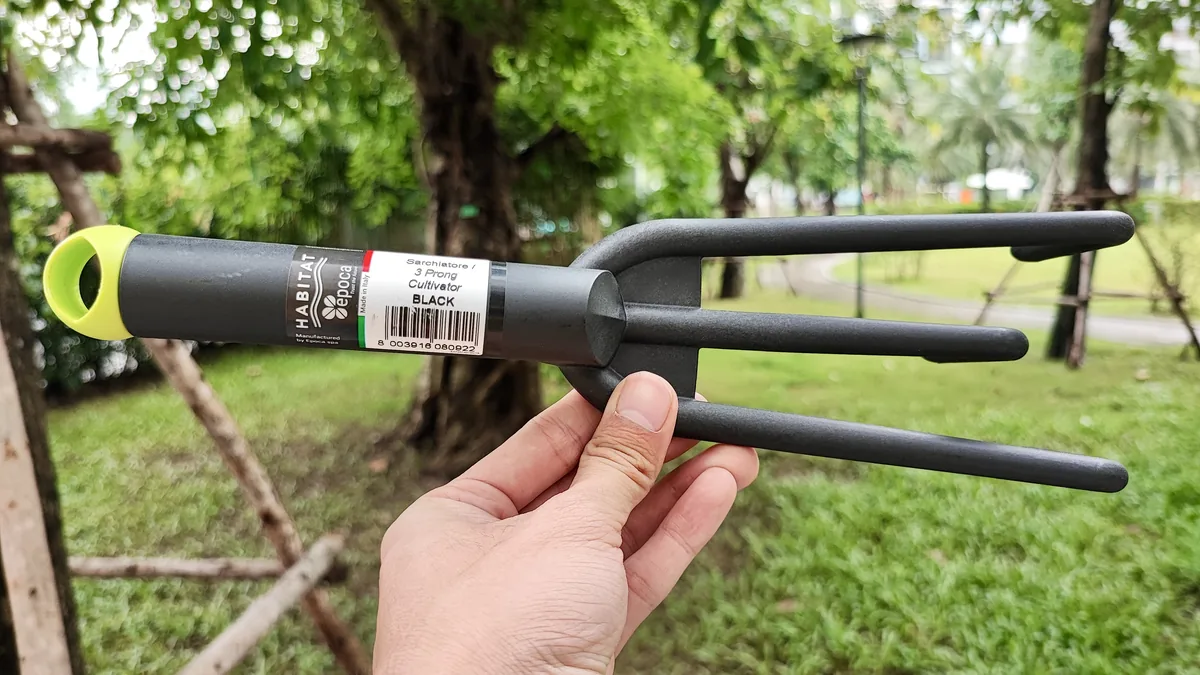 8837.G41   Bổ cào 3 chân so le sợi thủy tinh màu đen 085753