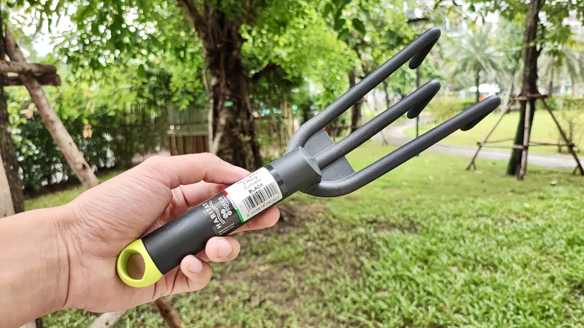 8837.G41   Bổ cào 3 chân so le sợi thủy tinh màu đen 085904