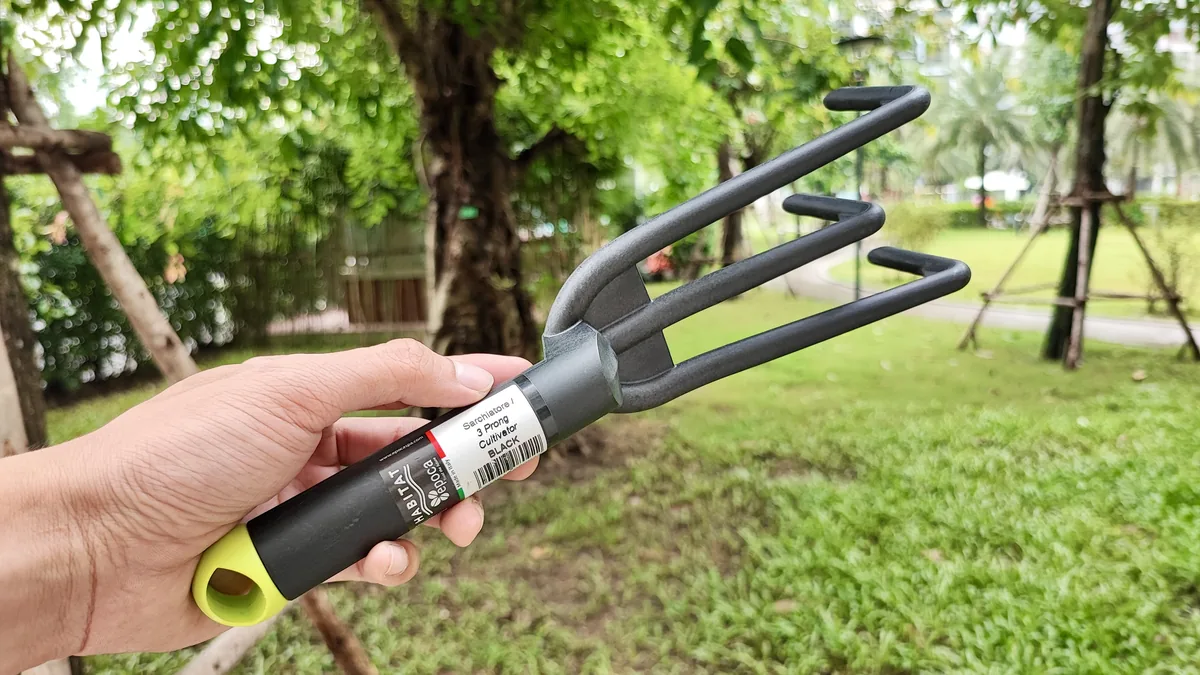 8837.G41   Bổ cào 3 chân so le sợi thủy tinh màu đen 085917