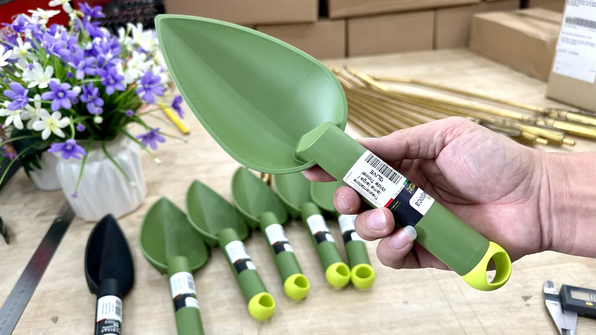 Bay xuc dat ban rong Olive (1)