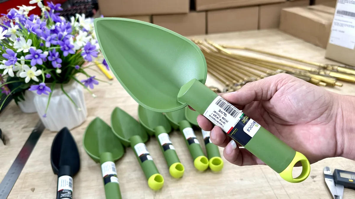 Bay xuc dat ban rong Olive (10)