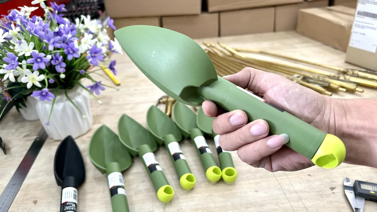 Bay xuc dat ban rong Olive (11)