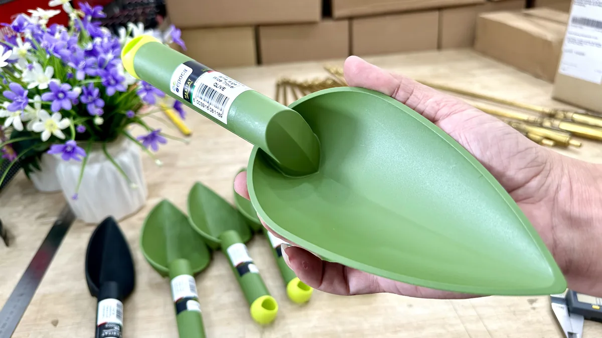 Bay xuc dat ban rong Olive (12)