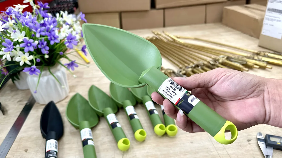 Bay xuc dat ban rong Olive (13)