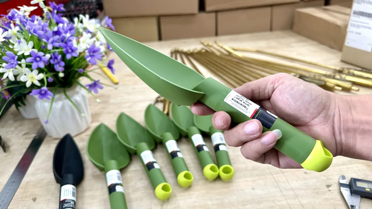 Bay xuc dat ban rong Olive (2)