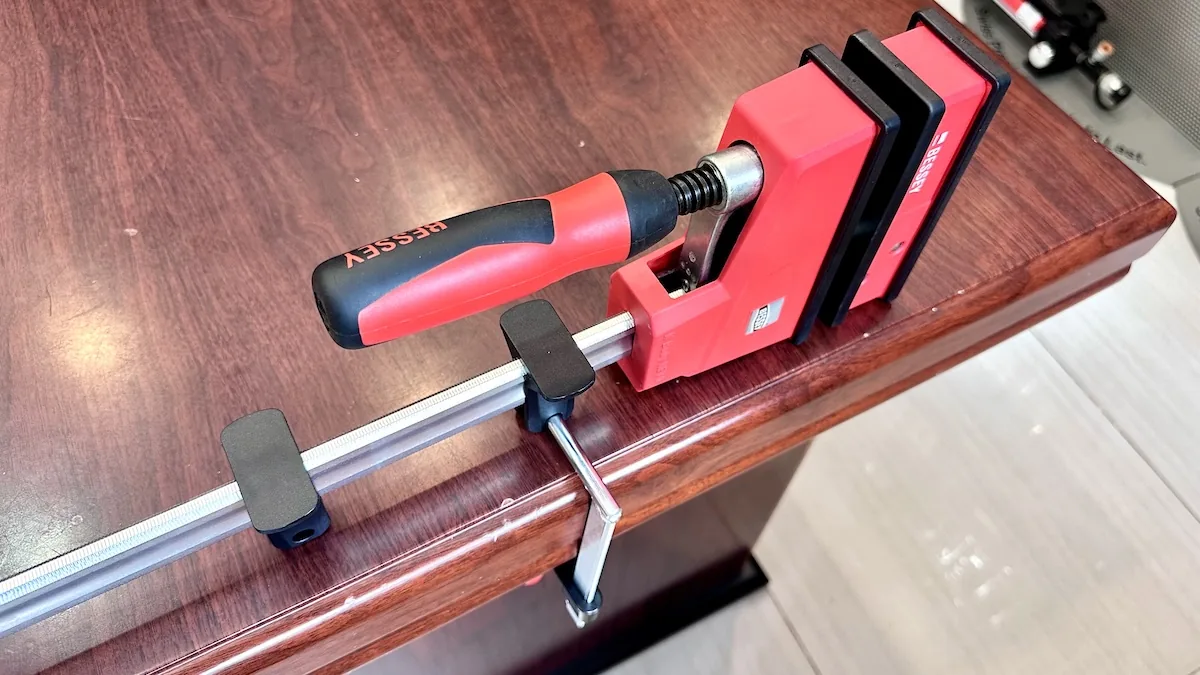 LM10 5R8 cao chu F giu vam K xuong ban BESSEY 1308