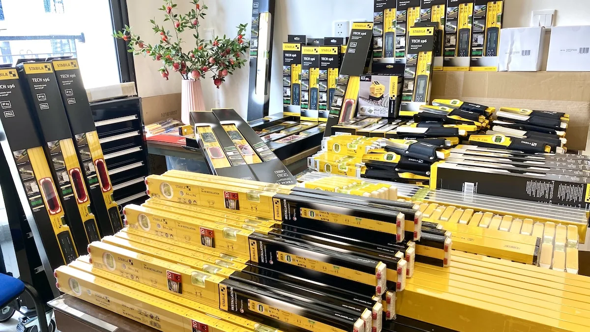 Thước thủy lắp đặt STABILA 16881 tại showroom