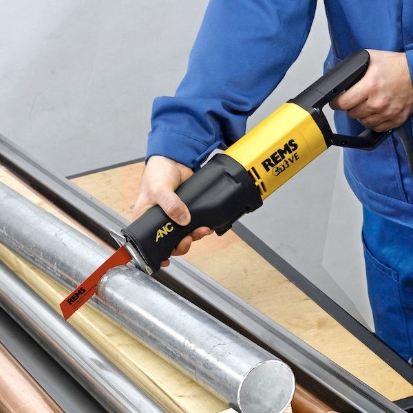 Máy cưa kiếm cầm tay REMS Cat VE chạy điện, công suất 1050W