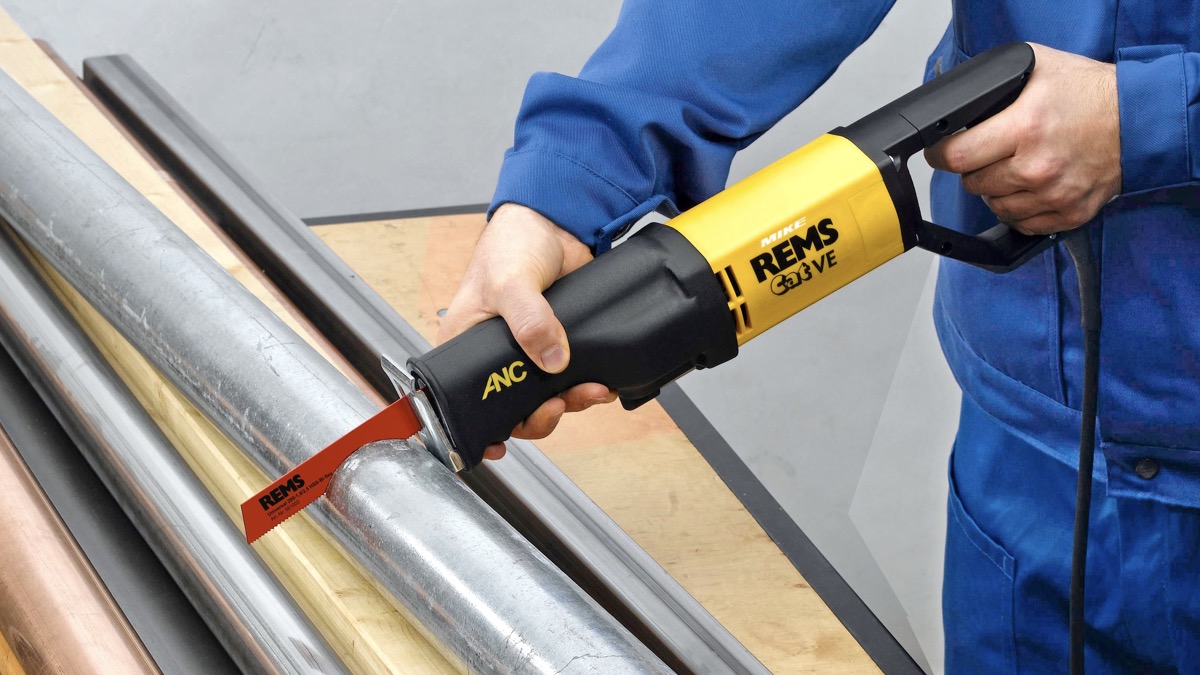 Máy cưa kiếm cầm tay, chạy điện REMS Cat VE sản xuất tại CHLB Đức.
