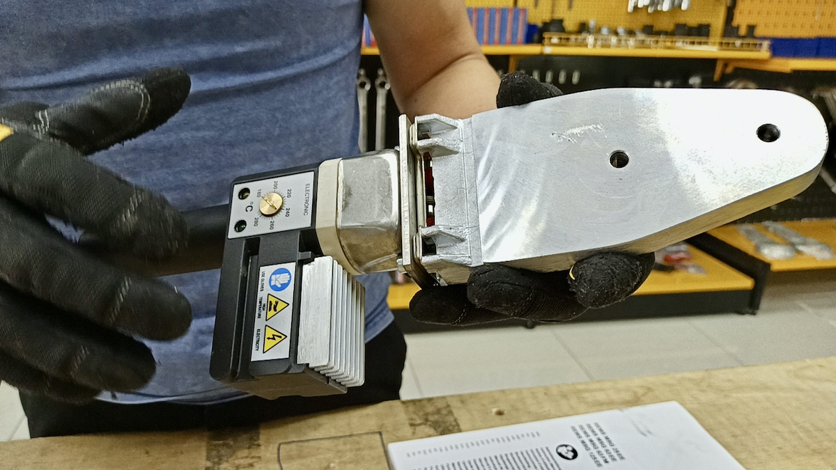 Tấm gia nhiệt lớn che kín điện trở nhiệt trên máy hàn ống