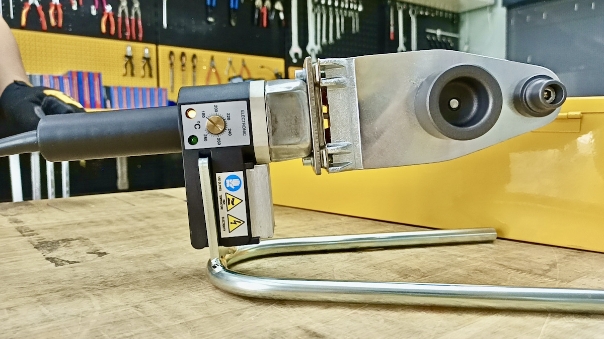 Thiết kế máy nhỏ gọn, có chân đế kê máy REMS