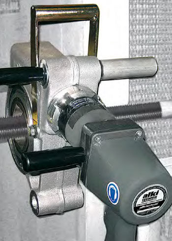 Máy xiết ốc bằng khí nén trên bộ trao đổi nhiệt kiểu cựa gà. Alkitronic